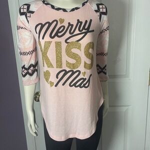 NWOT No Boundaries Merry Kissmas Pink Christmas Holiday 3/4 Sleeve Top M